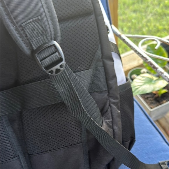 SwissGear Black and White Backpack one of the side strips is shorter - Picture 6 of 9